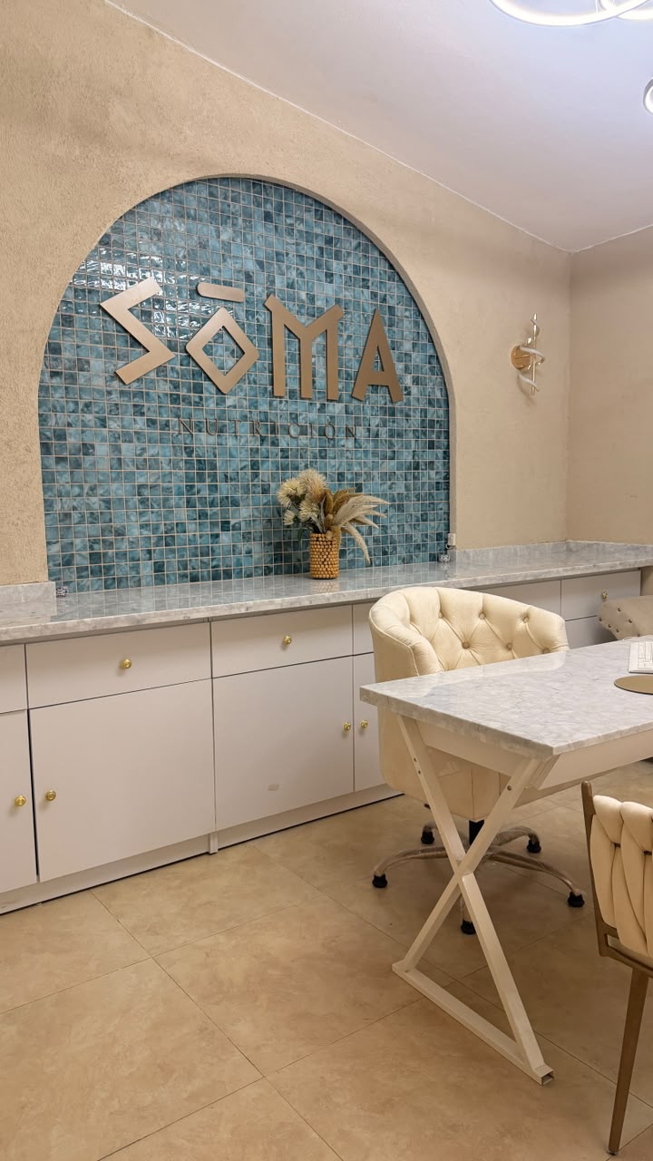 Consultorio de nutrición SOMA con arco de mosaico aguamarina